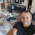 Puskás Zsolt építőipari technikus és konyhafelújító szakember konyhabútor beépítése közben.