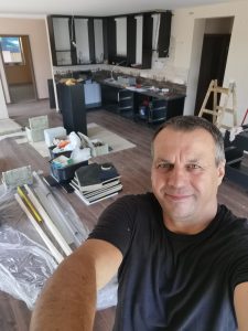 Puskás Zsolt építőipari technikus és konyhafelújító szakember konyhabútor beépítése közben.